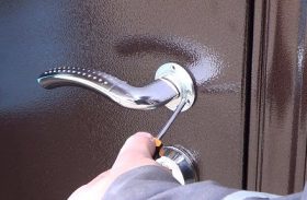 Замена дверной ручки металлической двери в Владивостоке