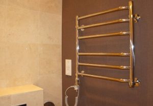 Установка электрического полотенцесушителя в ванной в Владивостоке